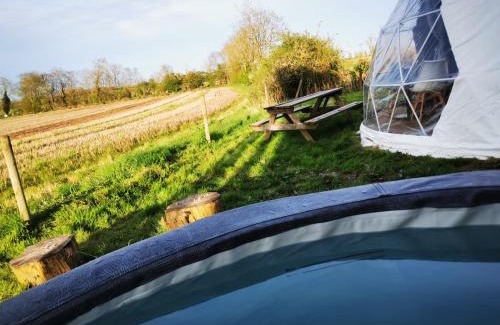 Lincoln Casa | Lookout Domes for Groups upto 12, Hot tub