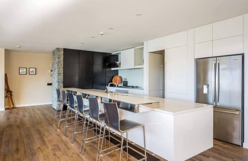 Fernhill Apartamento | Lordens 1- Free Parking, Hot Tub, AC, Fireplace