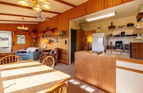 Wapiti Cabina | Loren's Lookout- pet friendly, on the way to Yellowstone National Park
