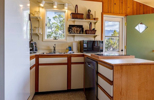 Wapiti Cabina | Loren's Lookout- pet friendly, on the way to Yellowstone National Park