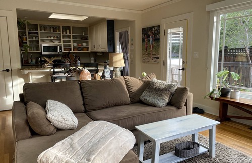 North Los Altos Casa | Los Altos Craftsman Retreat, 3 Bedrooms/2 Bathrooms, and a Cozy Living Room