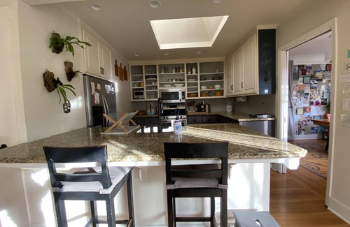 North Los Altos Casa | Los Altos Craftsman Retreat, 3 Bedrooms/2 Bathrooms, and a Cozy Living Room