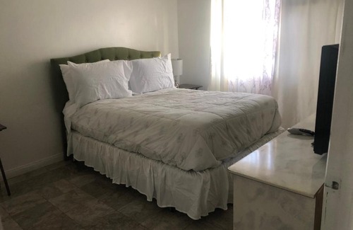 Granada Hills North Casa | Los Angeles 6 bedrooms 3 bathrooms pool