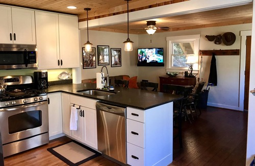 Black Mountain Casa | Muchos lujos en el corazón de Montreat: cocina gourmet, HVAC, WIFI, gas FP