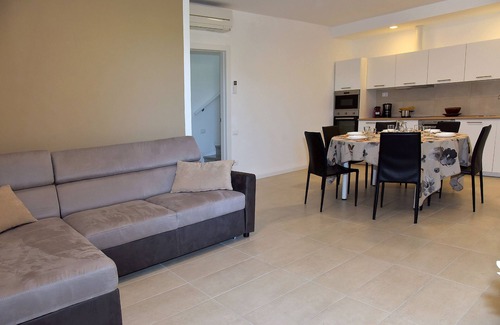 Padenghe sul Garda Apartamento | Lotus | Garda Bloom Holiday Apartments at Lake Garda