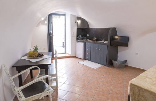 Finikia Casa | Lotza Studios