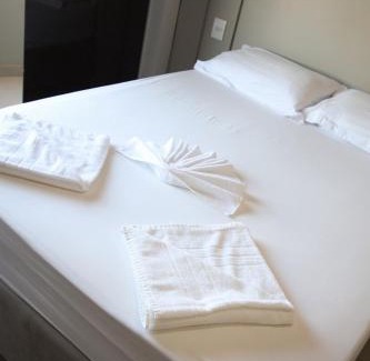 Guarapuava Apartamento | Lou Suítes - Kitnet 8 - com sacada e vista da cidade
