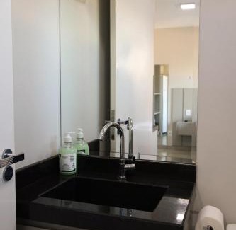 Guarapuava Apartamento | Lou Suítes - Kitnet 8 - com sacada e vista da cidade