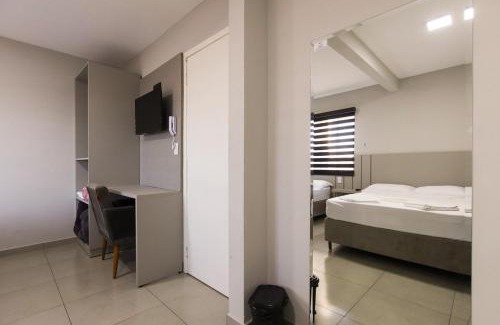 Guarapuava Apartamento | Lou Suítes - Suíte 9 com 2 camas de casal - total confort