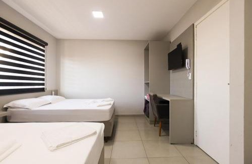 Guarapuava Apartamento | Lou Suítes - Suíte 9 com 2 camas de casal - total confort
