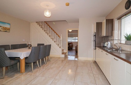 Loughanure Casa | LOUGHANURE LAKE VIEW, pet friendly in Loughanure, County Donegal