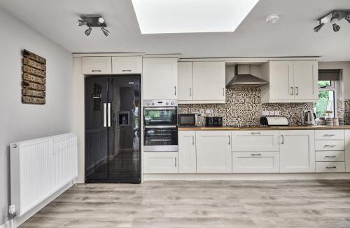 Enniskillen Casa | Loughside Lodge - Fermanagh 5 bed waterside bungalow