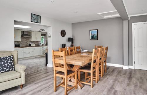 Enniskillen Casa | Loughside Lodge - Fermanagh 5 bed waterside bungalow