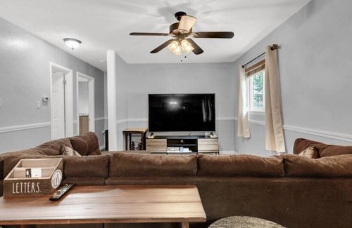 Southeast Colorado Springs Casa | Lovable Longfellow *12 minutes from airport*