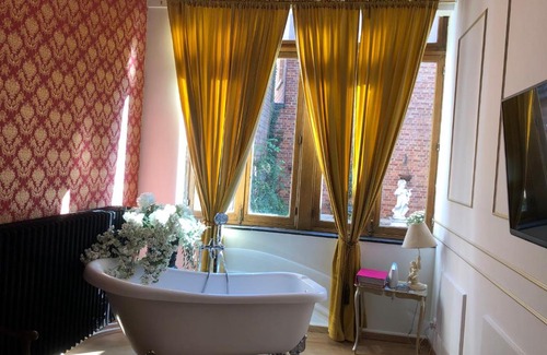 Namur Cama Y Desayuno | Love Nest Versailles - Unique Louis XIV decoration - Calm location right IN city center