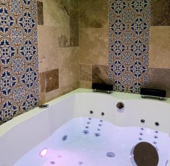 Saint-Rambert-d'Albon Apartamento | Love Room 1001 nuits & Balnéo