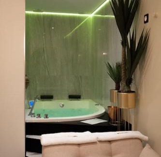 Saint-Rambert-d'Albon Apartamento | Love room Dubaï & Balnéo