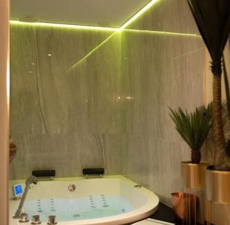 Saint-Rambert-d'Albon Apartamento | Love room Dubaï & Balnéo