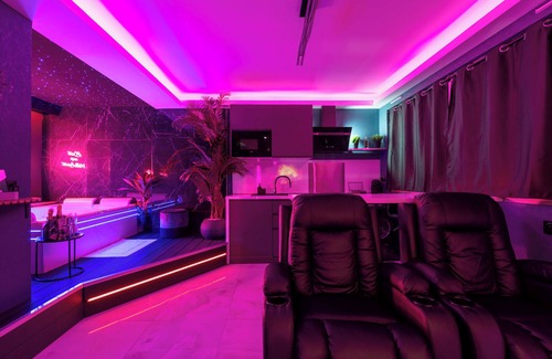 Le Busca Apartamento | Love room Toulouse (luxury suite, private spa, massage seats...)