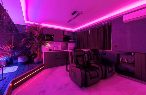 Le Busca Apartamento | Love room Toulouse (luxury suite, private spa, massage seats...)