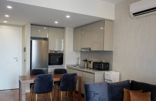 Bagcilar Apartamento | Lovely 1+1 Apartment w/Terrace near MaIl of IST