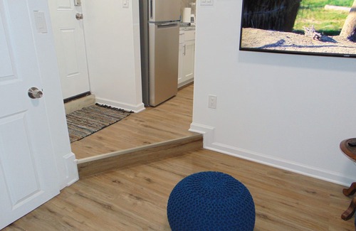 Industry Apartamento | LOVELY 1- BEDROOM APARTMENT WITH FREE PARKING.