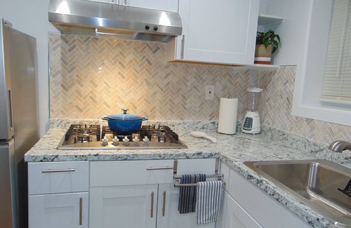 Industry Apartamento | LOVELY 1- BEDROOM APARTMENT WITH FREE PARKING.