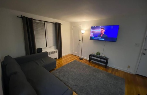 Snyder Square Apartamento | Lovely 1 bedroom apartment with free parking
