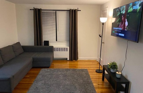 Snyder Square Apartamento | Lovely 1 bedroom apartment with free parking