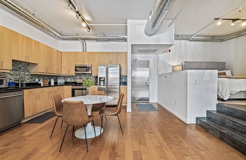 Civic Center Mall Condominio | Lovely 1 Bedroom Condo with Office in the Heart of Old Town!