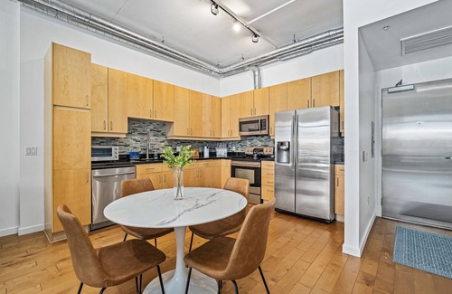 Civic Center Mall Condominio | Lovely 1 Bedroom Condo with Office in the Heart of Old Town!