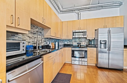 Civic Center Mall Condominio | Lovely 1 Bedroom Condo with Office in the Heart of Old Town!