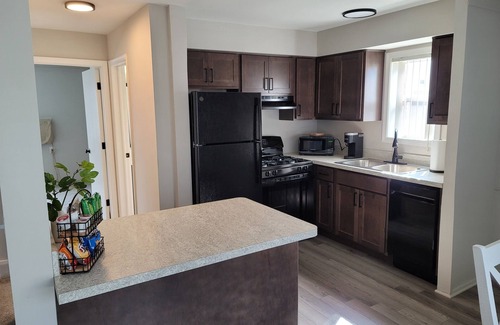 Harper Woods Apartamento | Lovely 1 Bedroom. Home away from home!