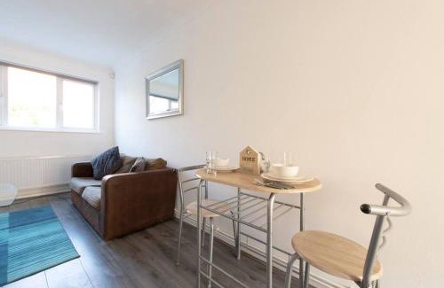 Luton Apartamento | Lovely 1 bedroom maisonette close to Airport, Town and Train Station