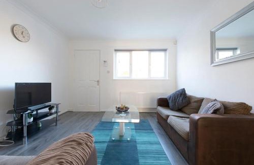 Luton Apartamento | Lovely 1 bedroom maisonette close to Airport, Town and Train Station