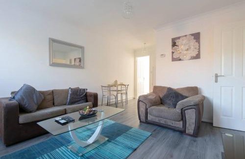 Luton Apartamento | Lovely 1 bedroom maisonette close to Airport, Town and Train Station