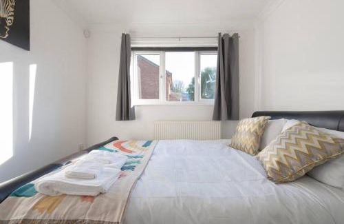 Luton Apartamento | Lovely 1 bedroom maisonette close to Airport, Town and Train Station