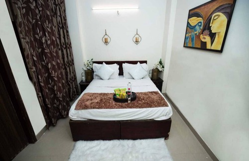 Delhi Apartamento | Lovely 1 Bedroom serviced Apartment with covered parking