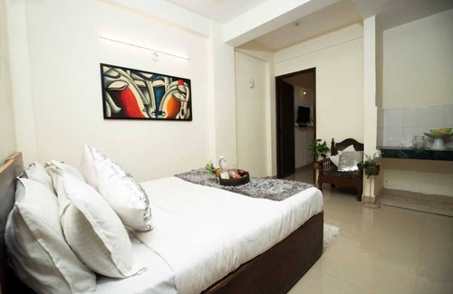 Delhi Apartamento | Lovely 1 Bedroom serviced Apartment with covered parking