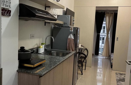 Las Pinas Apartamento | Lovely 1BR Condo SM Southmall 100mbps Netflix Disney+