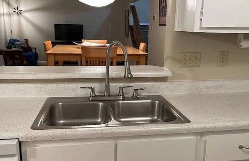 Scenic View West Apartamento | Lovely 2/2 Nature Lodge near Downtown with Firepit