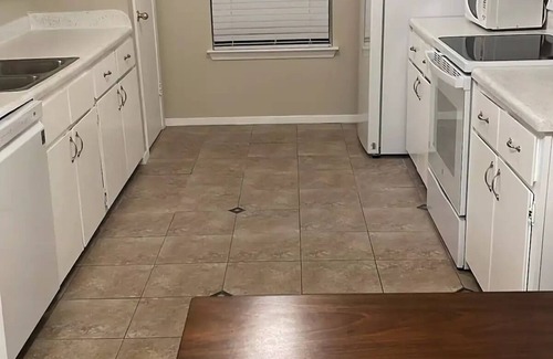 Scenic View West Apartamento | Lovely 2/2 Nature Lodge near Downtown with Firepit