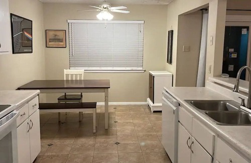 Scenic View West Apartamento | Lovely 2/2 Nature Lodge near Downtown with Firepit