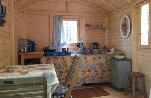 Sougeres-en-Puisaye Cabina | Lovely 2-Bed shepherds hut in a Forest