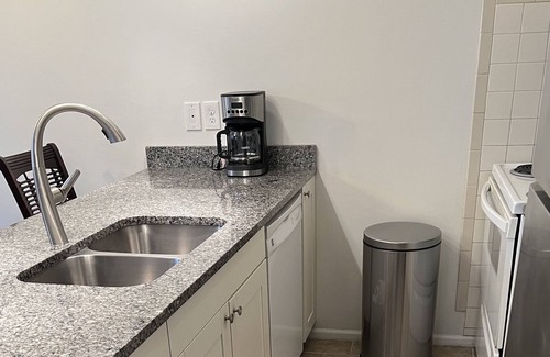 Macomb Condominio | Lovely 2 bedroom condo in great location with free parking