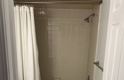 Macomb Condominio | Lovely 2 bedroom condo in great location with free parking