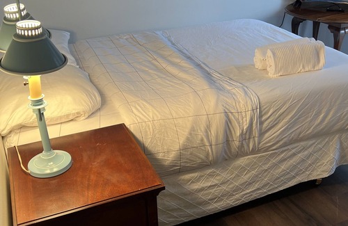 Macomb Condominio | Lovely 2 bedroom condo in great location with free parking