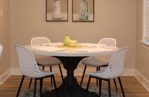 Des Plaines Apartamento | Lovely 2 - Bedroom apartment with free parking