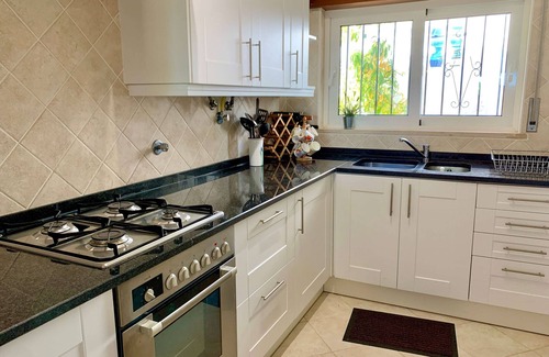 Meia Praia Villa | Lovely 2-bedroom apartment just a few metres from the beach