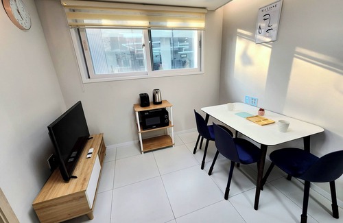 Ahyeon-dong Apartamento | Lovely 2-bedroom apartment with AC near Han river and Hongdae